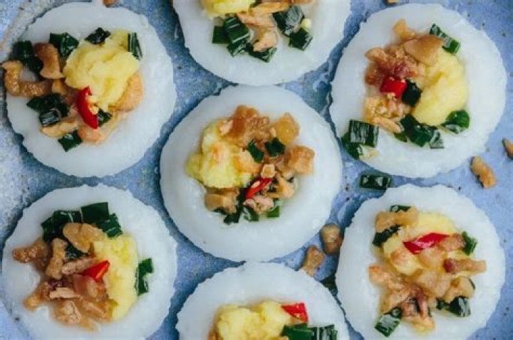 What does steamed rice cake taste like?