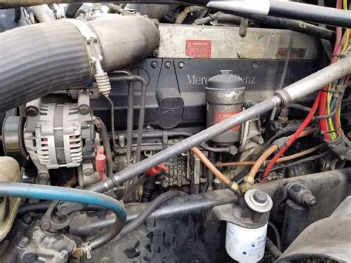What engine is in a Freightliner Columbia?