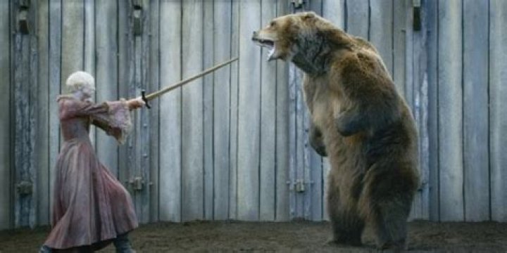 What episode does Brienne fight the Bear?