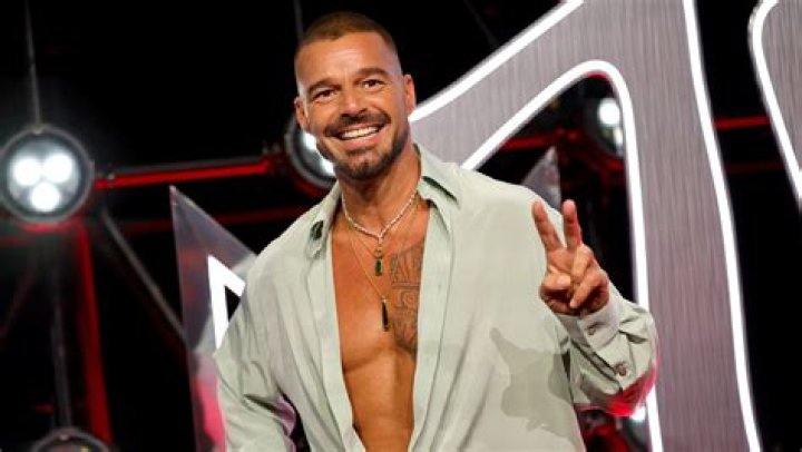 What episode is Ricky Martin in Glee?