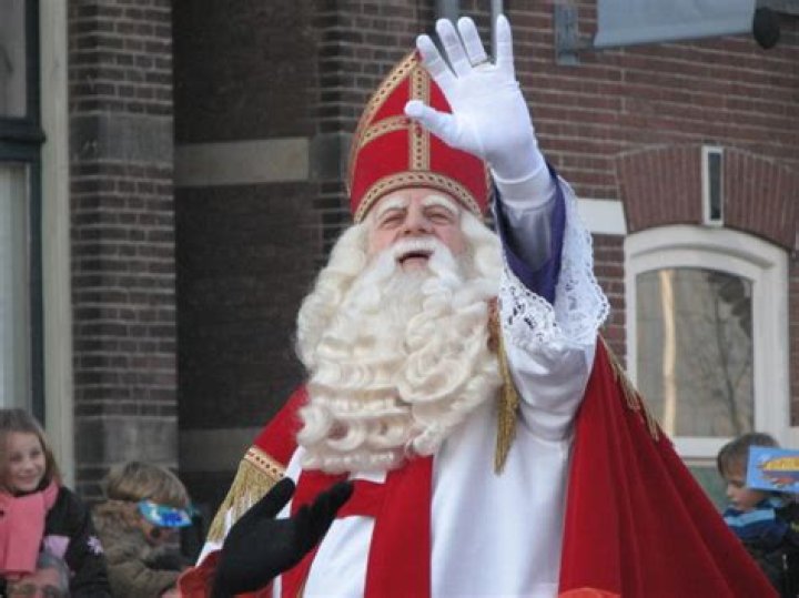 What gifts does Sinterklaas bring?