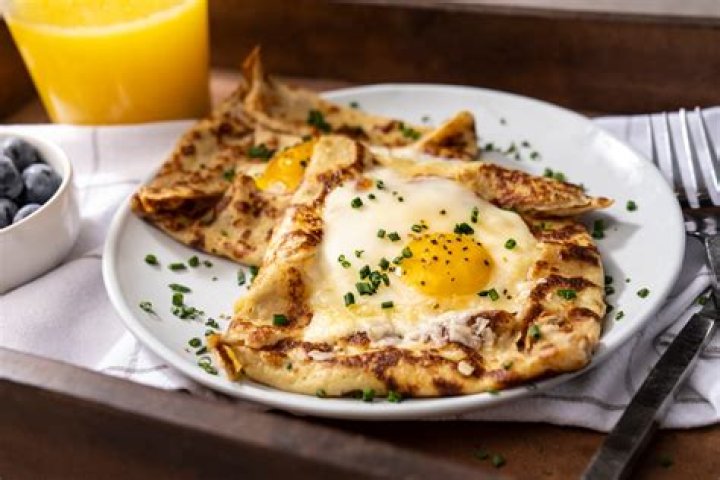 What goes good with crepes for breakfast?