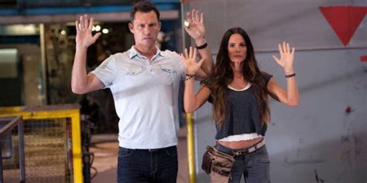 What happens to Michael and Fiona in Burn Notice?