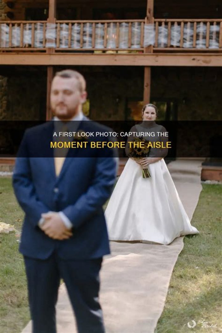 What is a first look wedding photo?