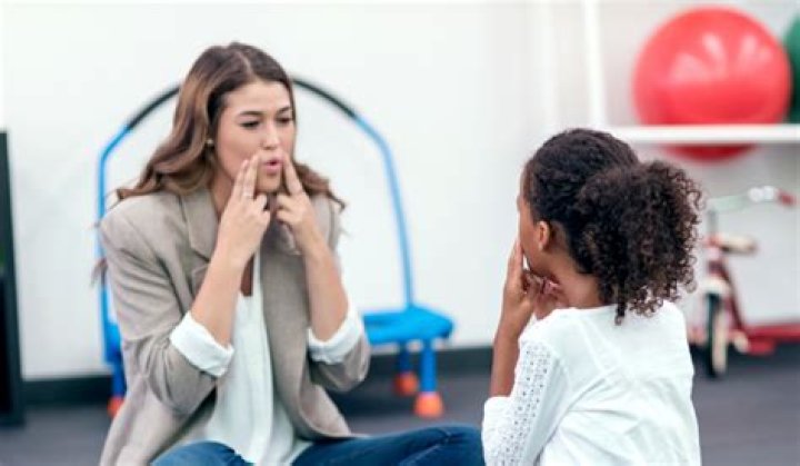 What is a speech therapist called in Spanish?