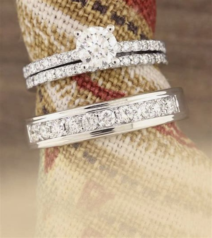 What is a trio ring set?