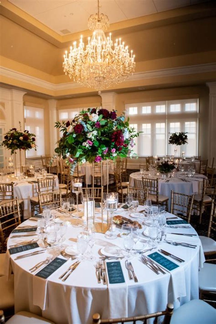 What is centerpiece in wedding?
