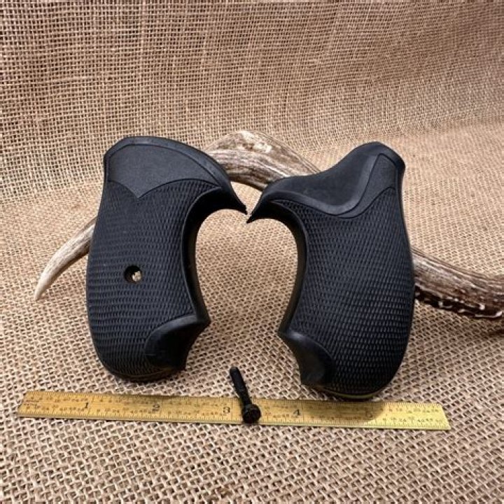 What is J frame grips?