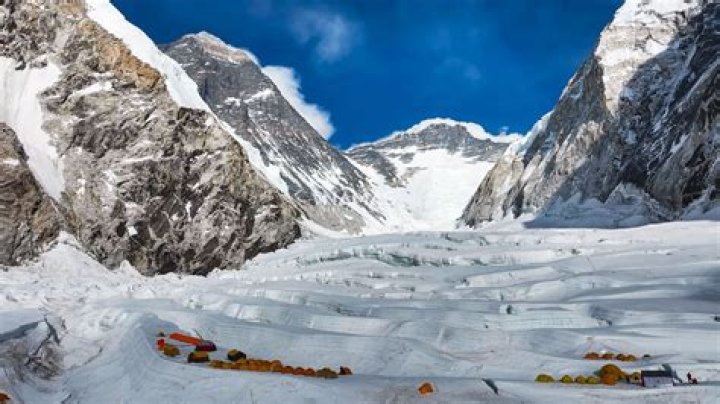 What is the average cost to climb Everest?