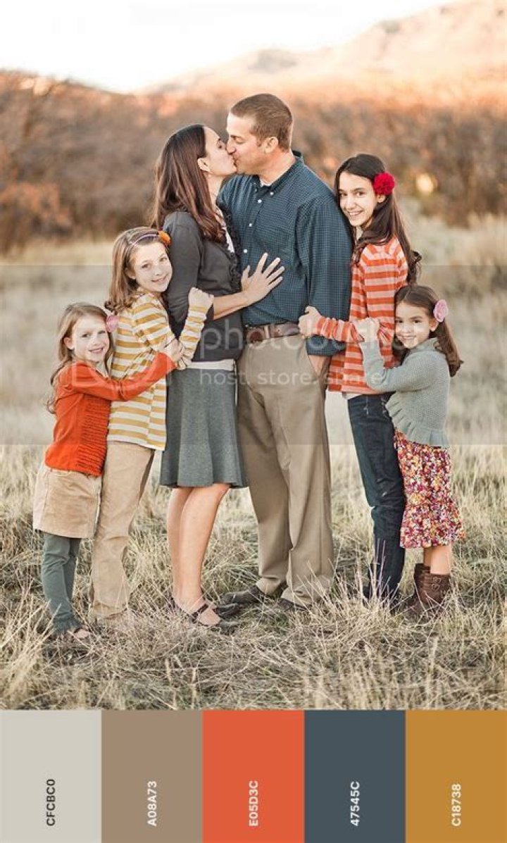 What is the best color to wear for family pictures?