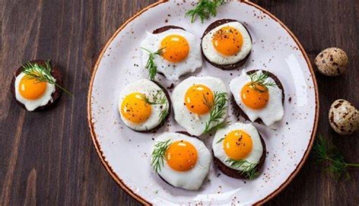 What is the best way to eat quail eggs?