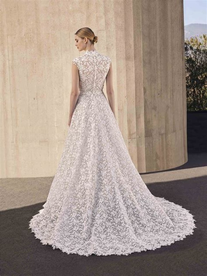 What is the difference between lace and guipure?