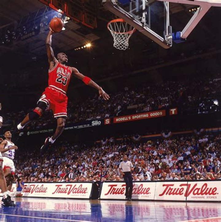 What is the longest dunk in history?
