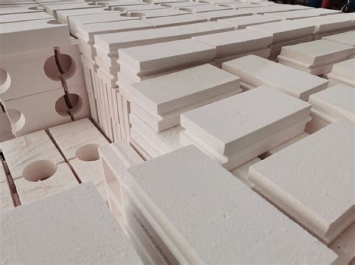What is the meaning of refractory material?
