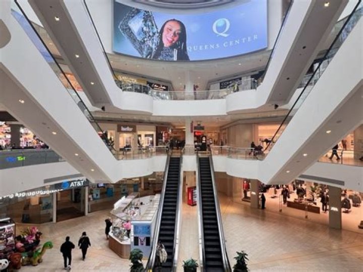 What is the most popular mall in New York City?