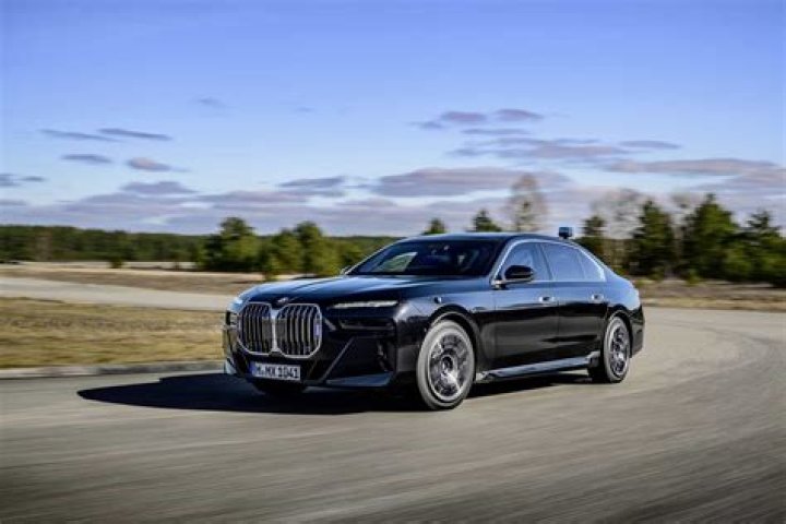 What is the price of BMW 7 Series in Pakistan?