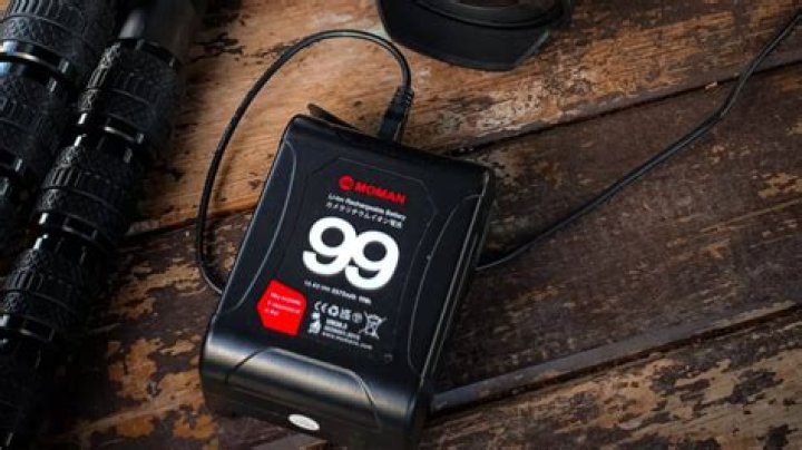 What kind of battery does Bmpcc 4K use?