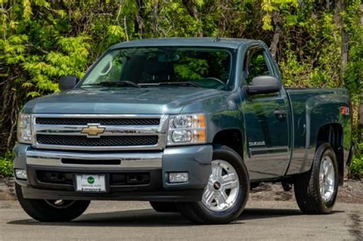 What kind of engine does a 2011 Chevy Silverado have?