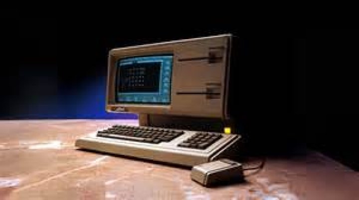 What operating system did the Lisa use?