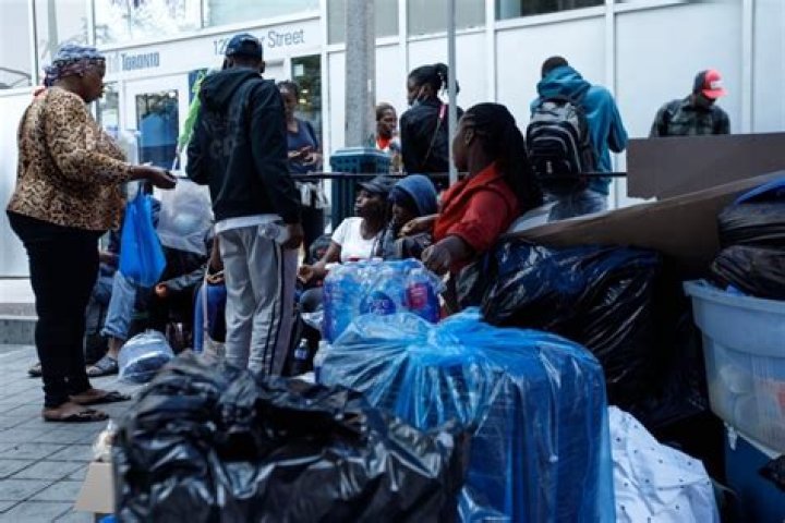 What organizations help refugees in Canada?