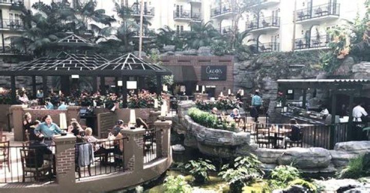 What restaurants are in Opryland mall?