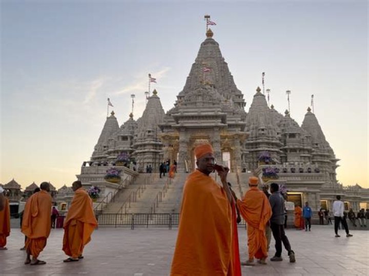 What rituals take place in a Hindu temple?
