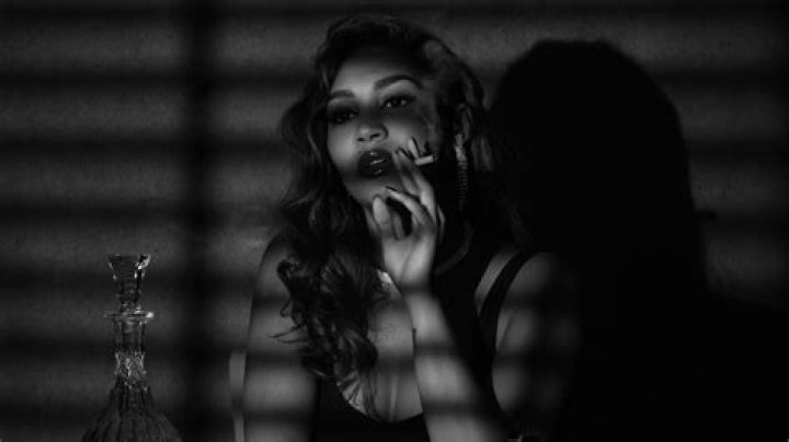 What setting is typical in film noir?