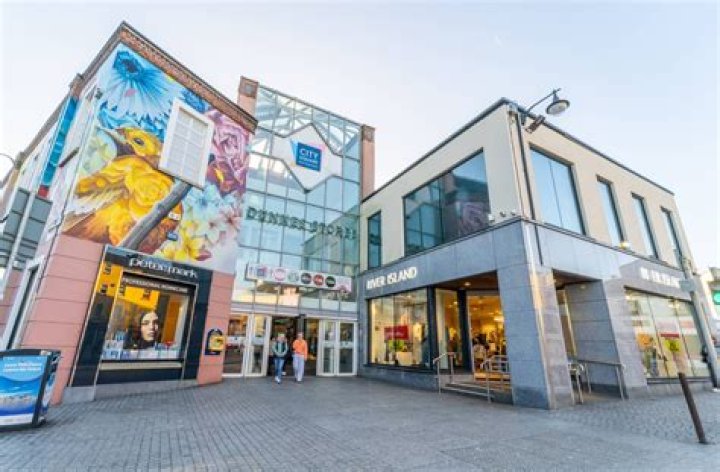 What shops are at Arena Park?
