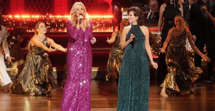 What song did Trisha Yearwood sing at the CMA Awards?