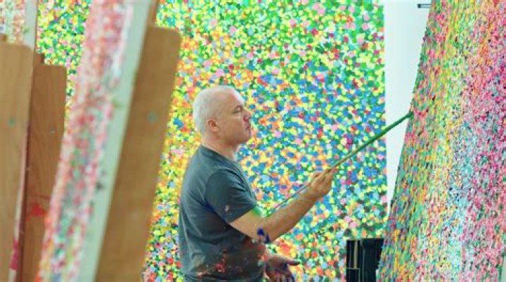 What techniques does Damien Hirst use?