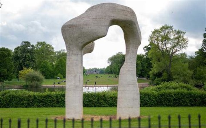 What techniques does Henry Moore use?