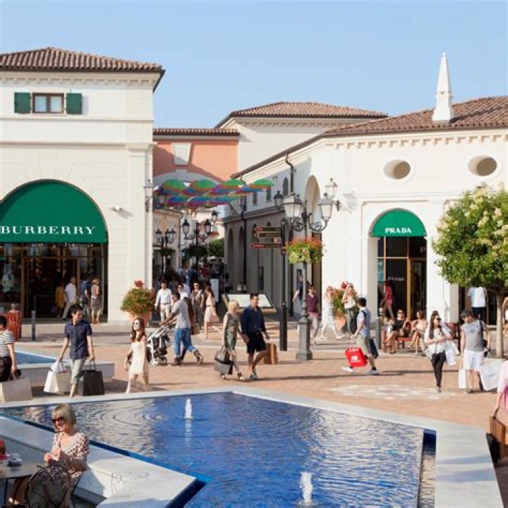 What time do shops in McArthurGlen shut?