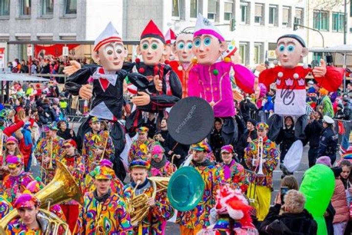 What time do the parades start on rosenmontag?