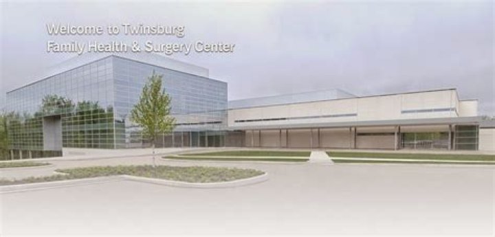 What time does the lab open at Cleveland Clinic Twinsburg?