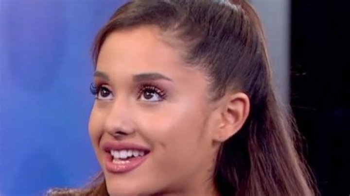 What type of voice does Ariana Grande have?