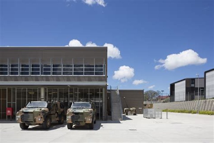What units are at Enoggera barracks?