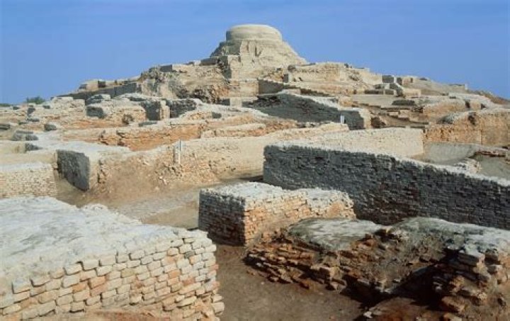What were some of the characteristics of Mohenjo-daro?