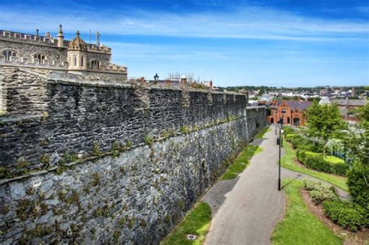 What were the Derry walls built for?