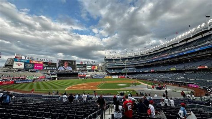 Where should I stay if I go to a Yankees game?