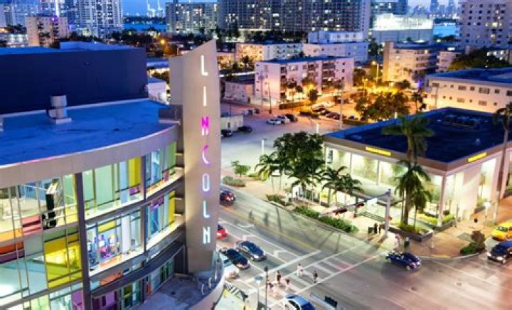 Which are the 4 main shopping malls in Miami?