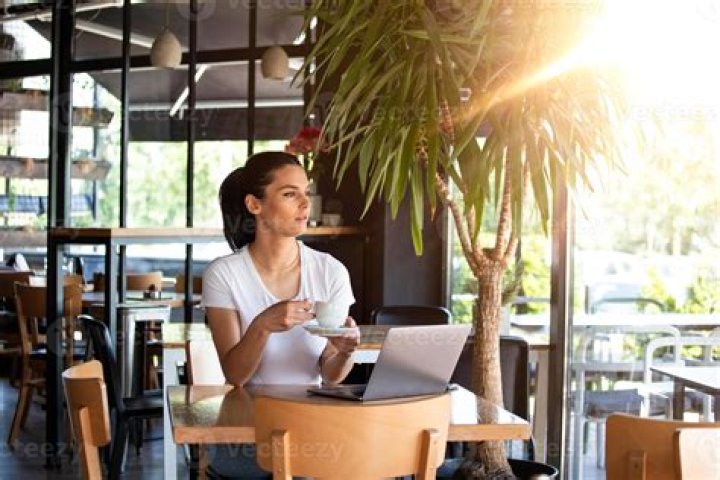Which cafe can use laptop?