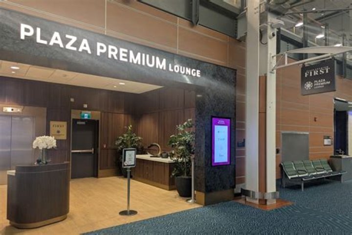 Which cards are accepted at Plaza Premium Lounge?