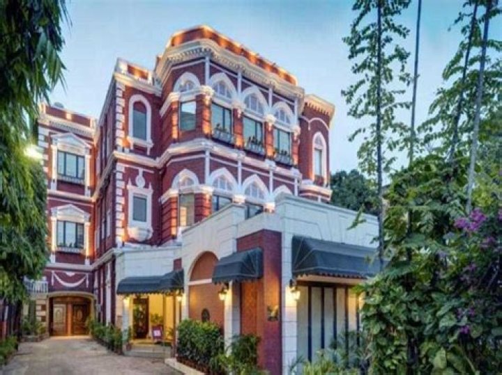 Which is the best hotel to stay in Kolkata?