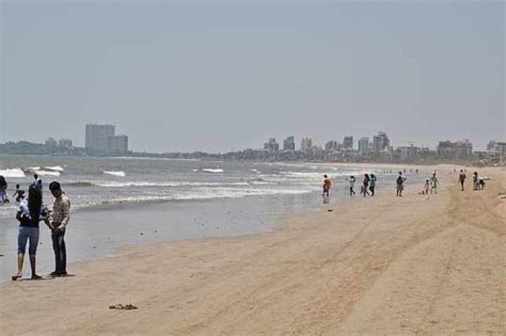 Which one is the famous beach in Mumbai?
