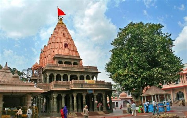 Which station is near Mahakaleshwar temple Ujjain?