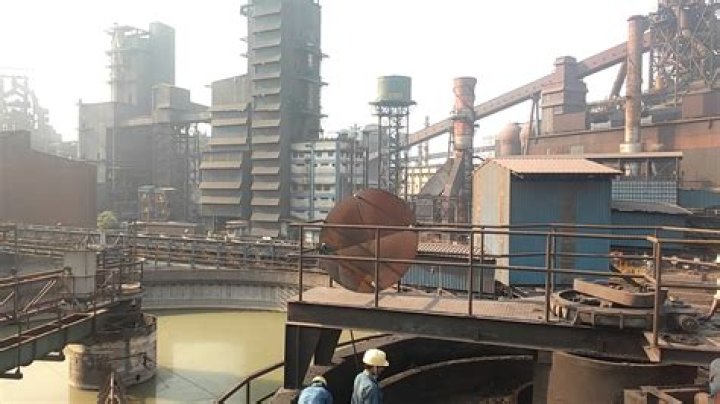 Which steel plant is located in Jamshedpur?