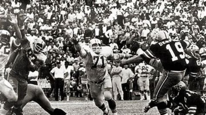 Who did Tom Dempsey play for when he kicked the 63-yard field goal?