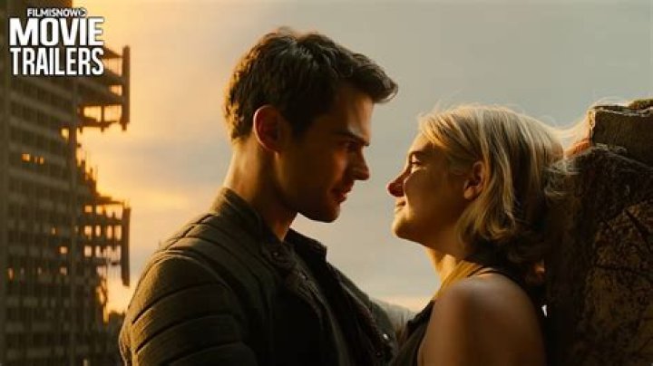 Who does Tris kiss in Divergent?
