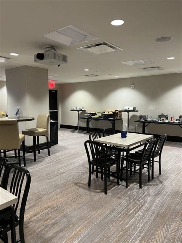 Who has access to Marriott concierge lounge?
