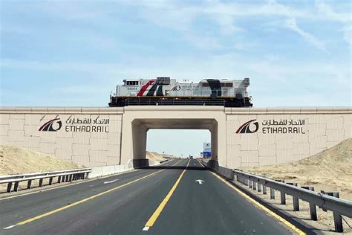 Who is the contractor of Etihad rail?